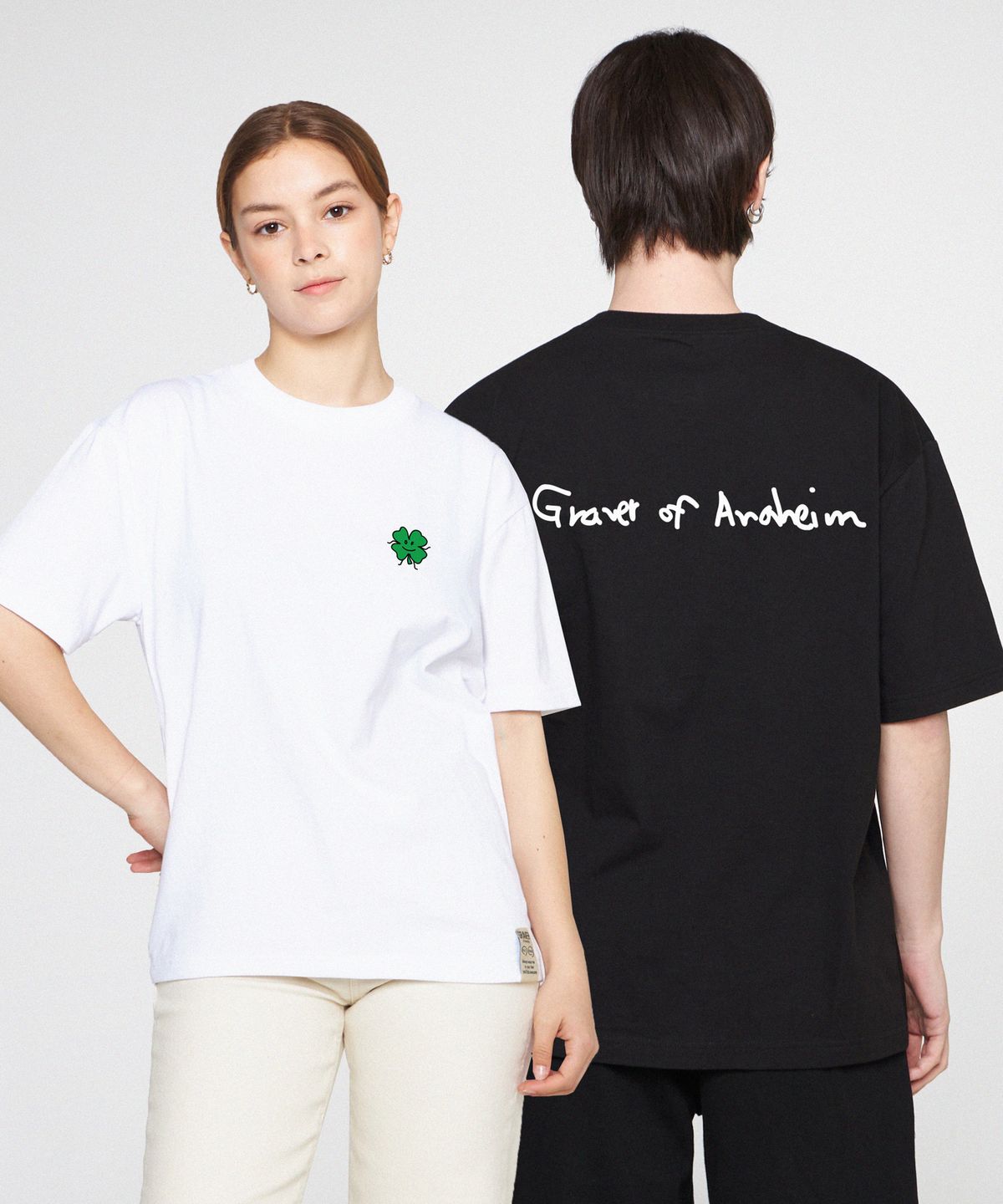 그레이버(GRAVER) [UNISEX]드로잉클로버 백로고 반팔티_블랙