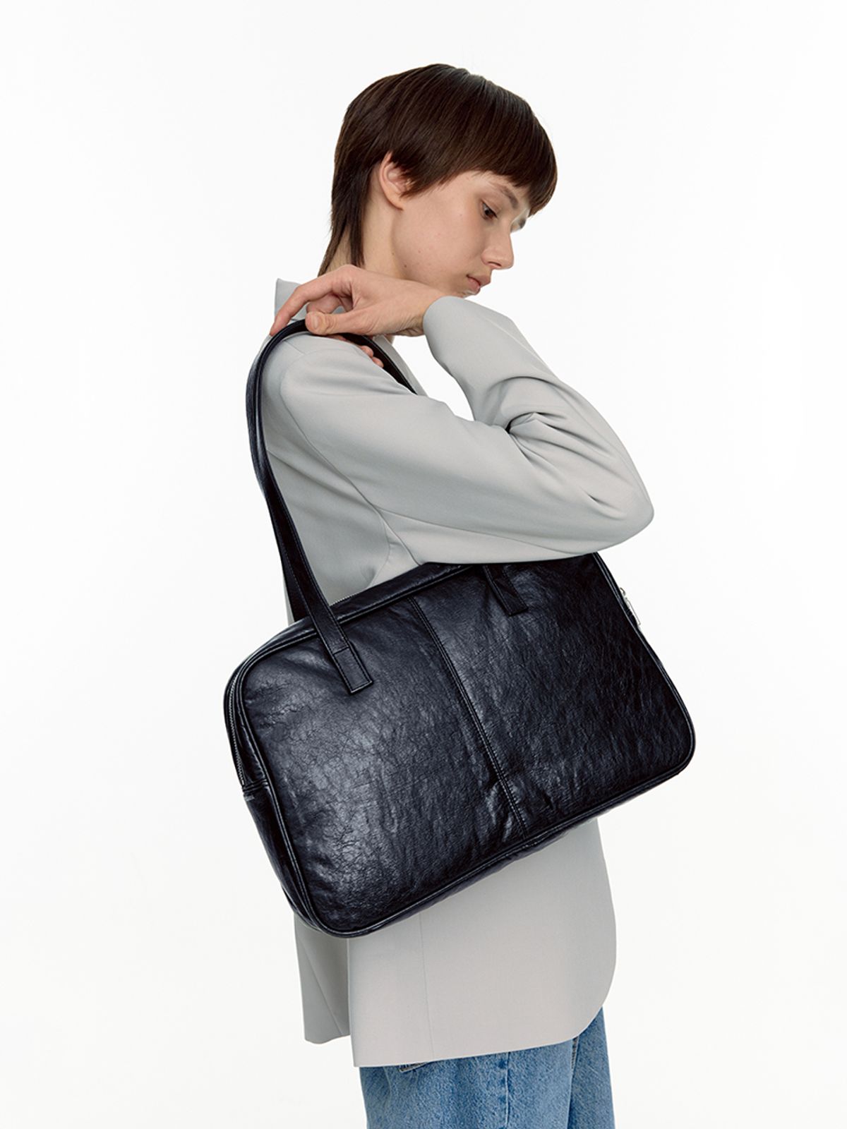 필인더블랭크(FILLINTHEBLANK) Trapezoid Pillow Shoulder Bag (dark navy)