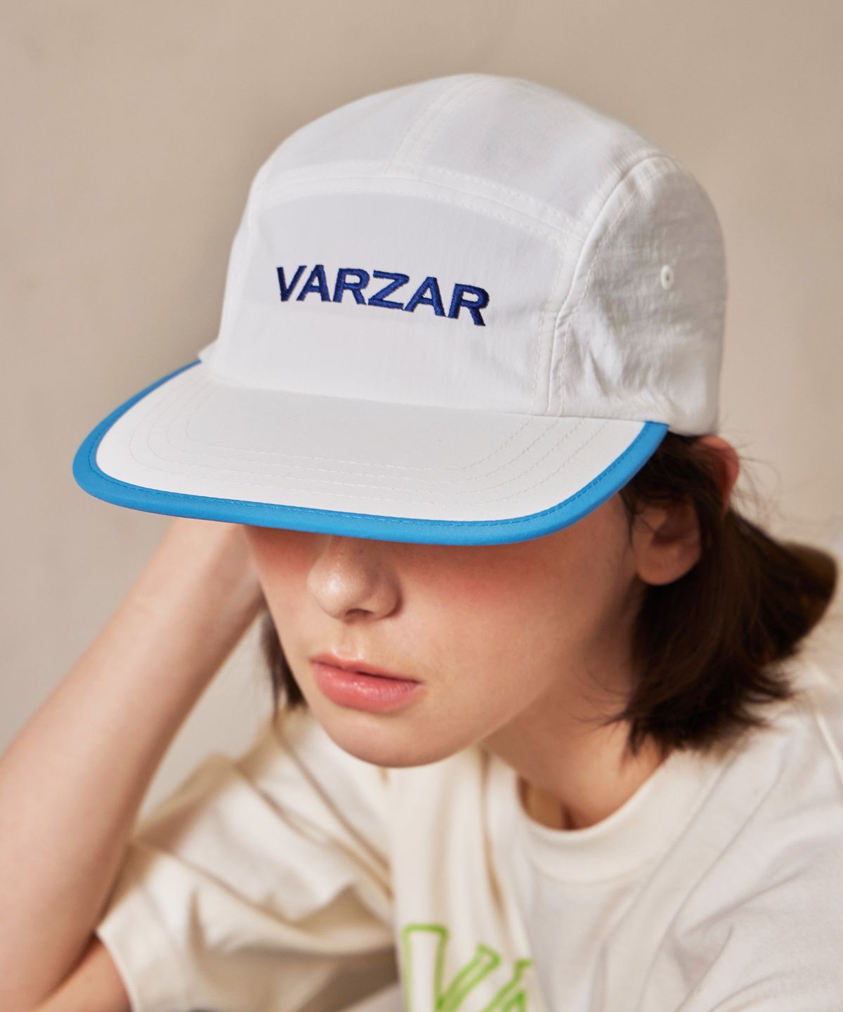 바잘(VARZAR) 로고 투톤 캠프캡 화이트