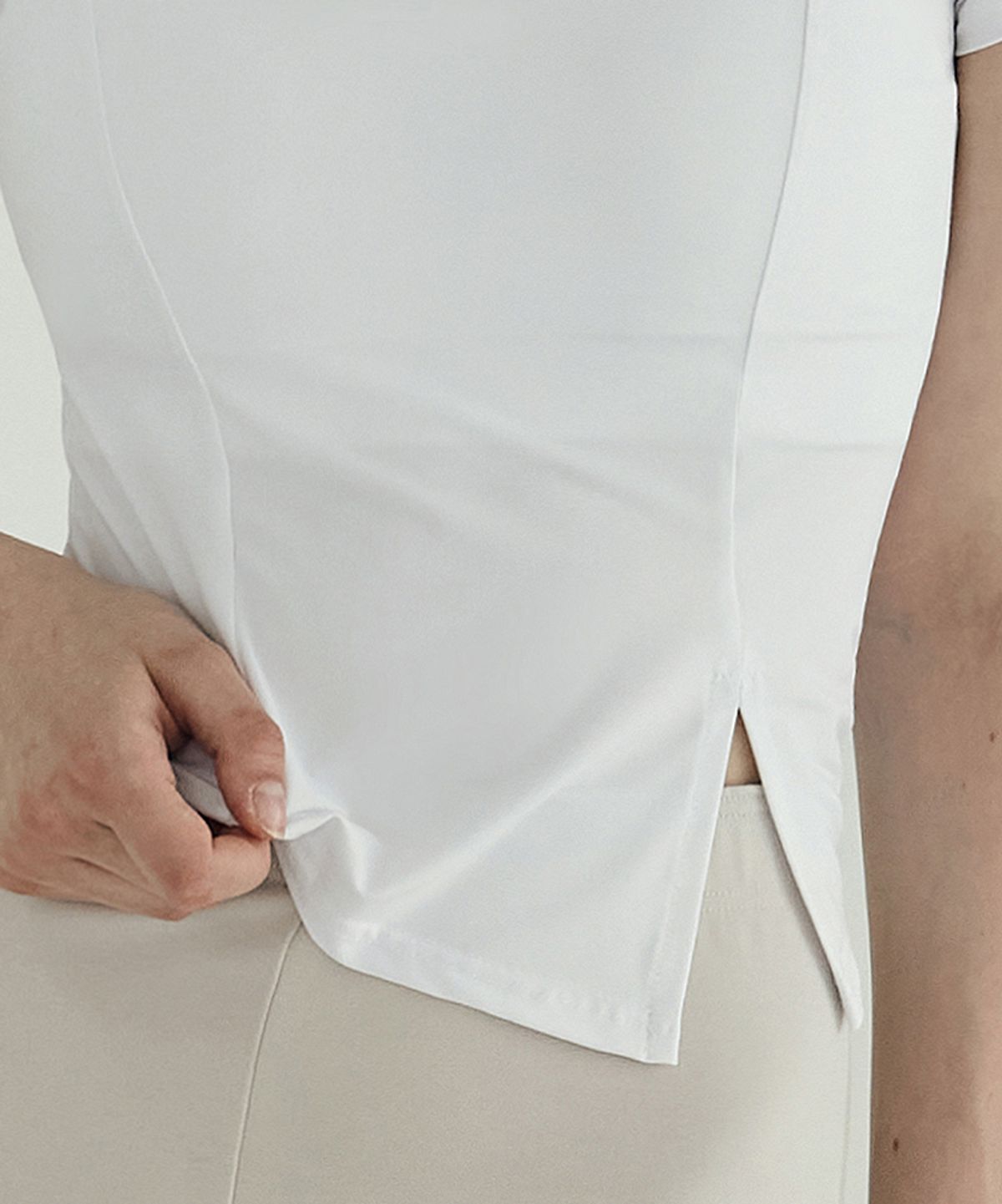 데비웨어(DEVIWEAR) 웨이크 슬릿 반팔티 DEVI-T0093-화이트