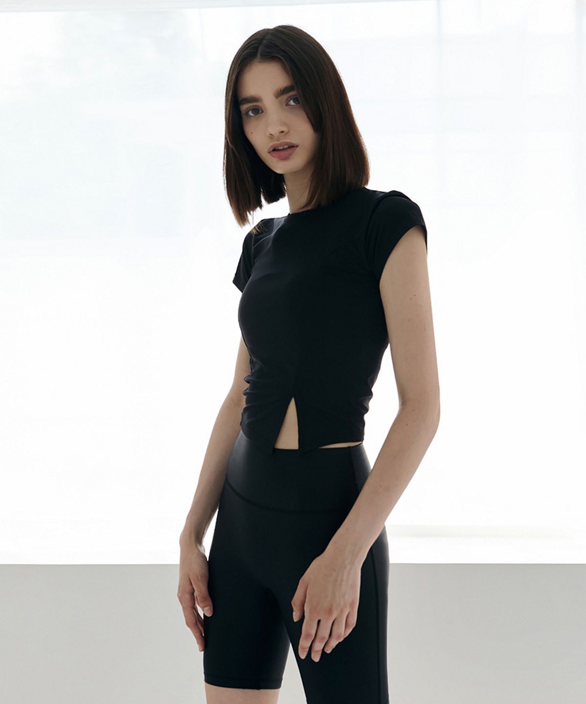 데비웨어(DEVIWEAR) 웨이크 슬릿 반팔티 DEVI-T0093-블랙