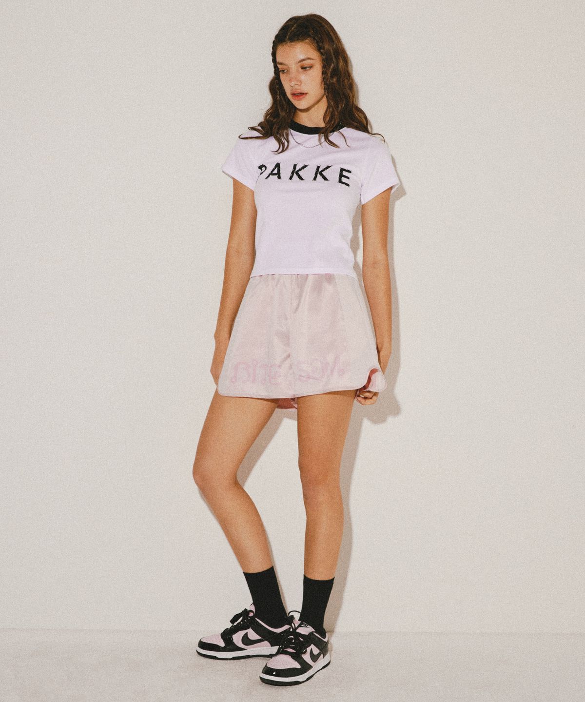 파케(PAKKE) 로고 스터드 티 (화이트)