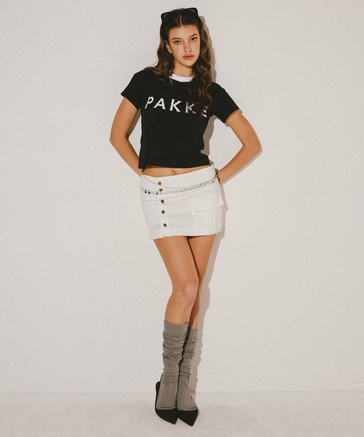 파케(PAKKE) 로고 스터드 티 (블랙)