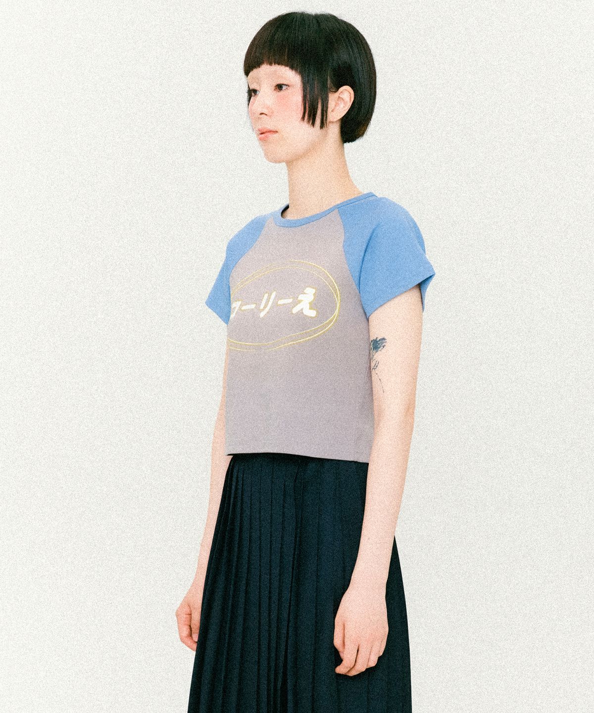 꼬리에(CCORIE) 로고 레글런 크롭 반팔 티셔츠 블루 그레이