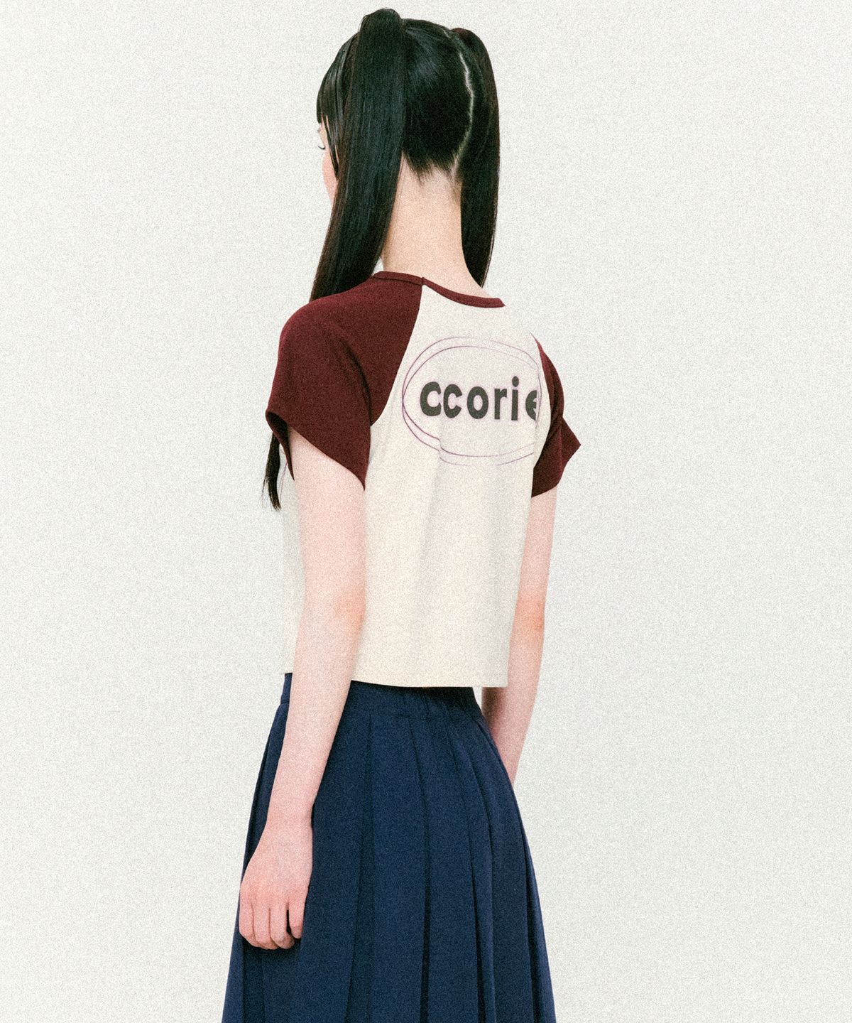 꼬리에(CCORIE) 로고 레글런 크롭 반팔 티셔츠 버건디 크림