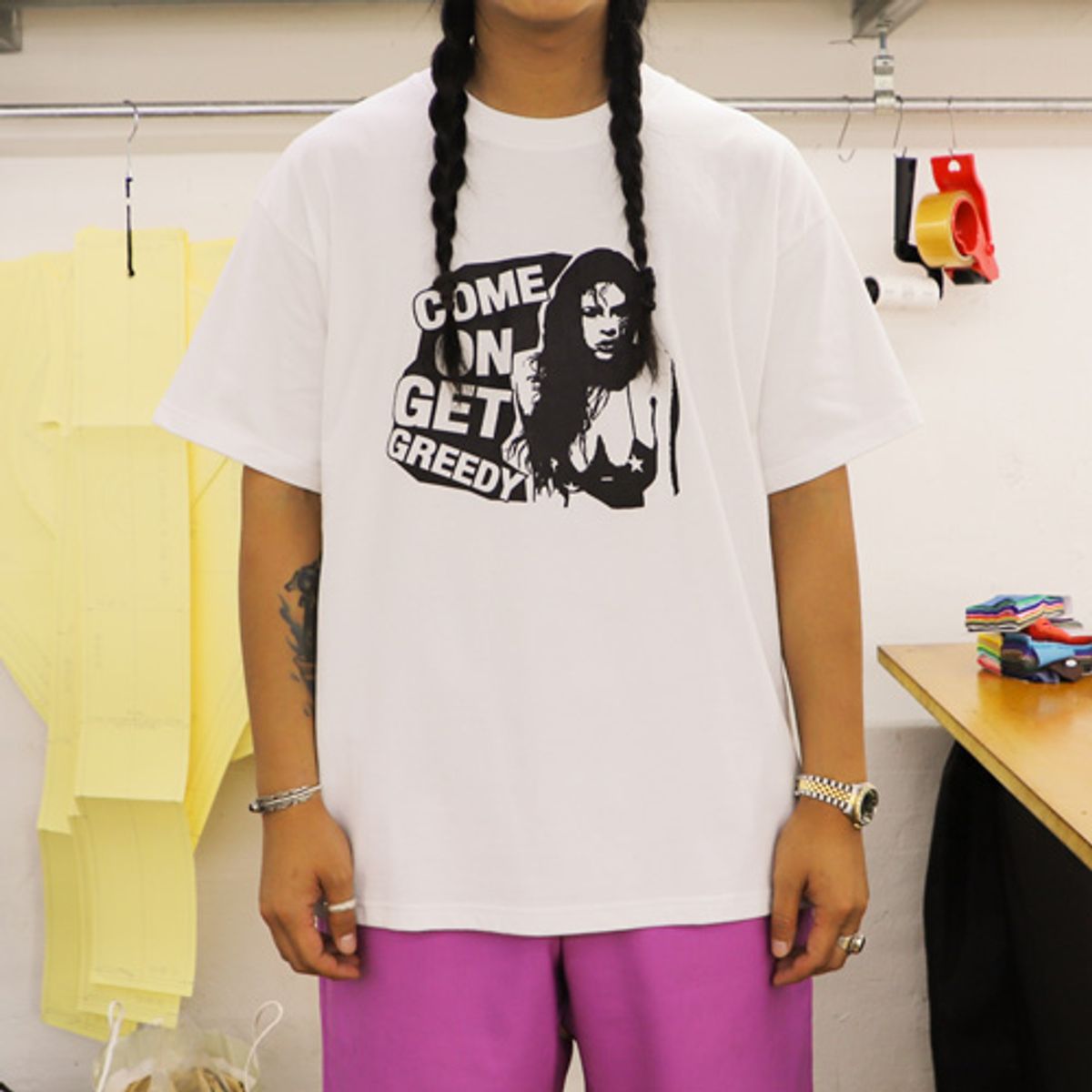 크루치(KRUCHI) GREEDY T-SHIRT (WHITE)