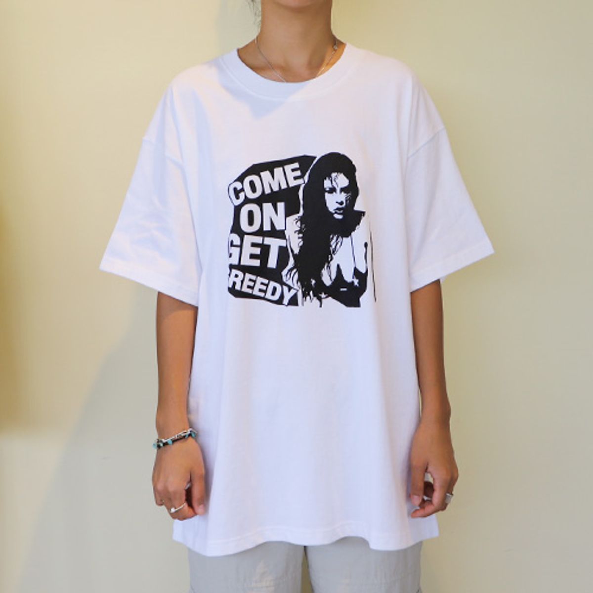크루치(KRUCHI) GREEDY T-SHIRT (WHITE)