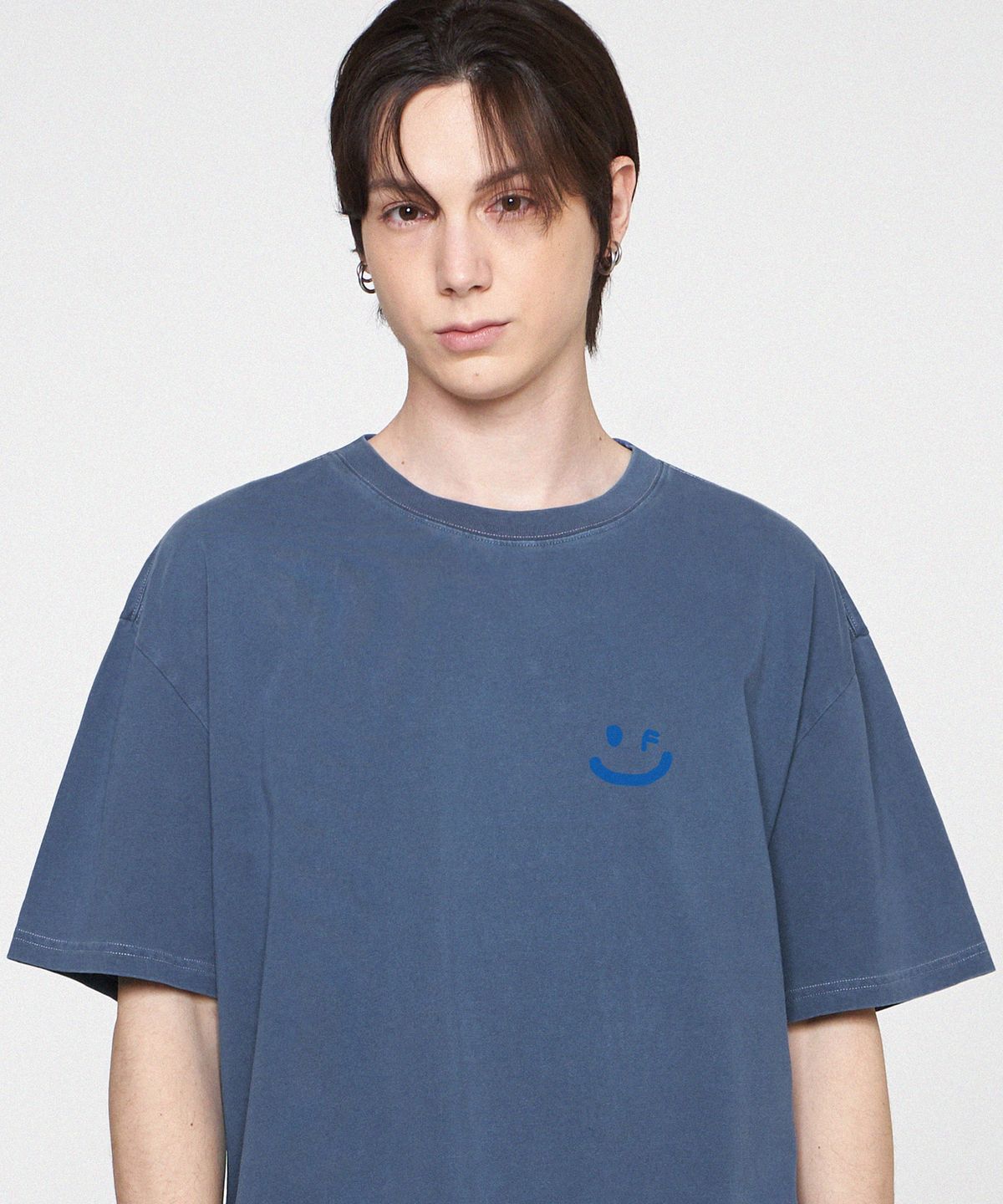 그레이버(GRAVER) [UNISEX]스몰 드로잉스마일 피그먼트 반팔티_블루섀도우/블루로고