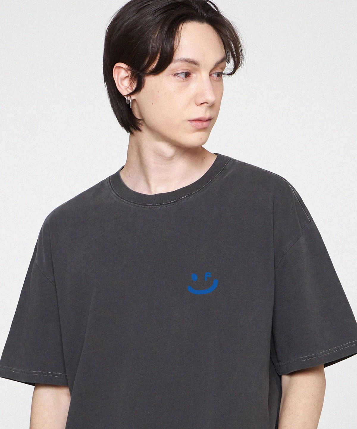그레이버(GRAVER) [UNISEX]스몰 드로잉스마일 피그먼트 반팔티_블랙차콜/블루로고