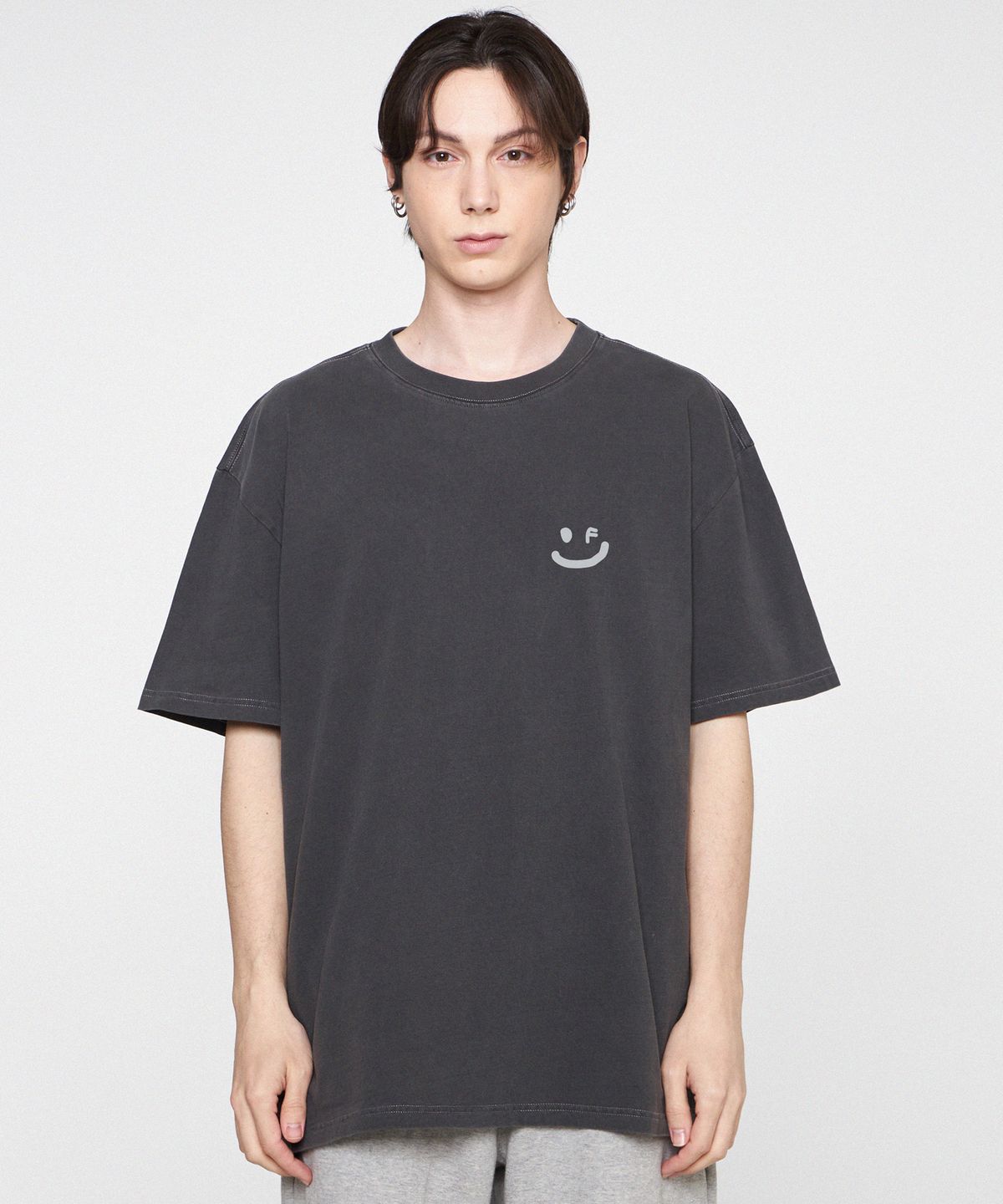 그레이버(GRAVER) [UNISEX]스몰 드로잉스마일 피그먼트 반팔티_블랙차콜/그레이로고