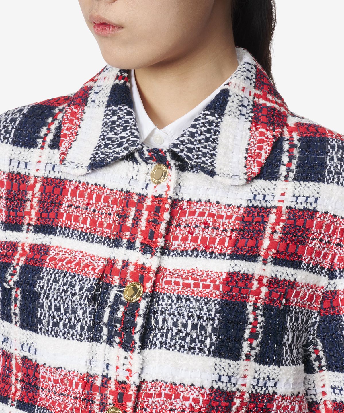 톰 브라운(THOM BROWNE) 마드라스 체크 셔닐 트위드 라운드 칼라 유틸리티 재킷 - 멀티컬러 / FBC835AF0244960