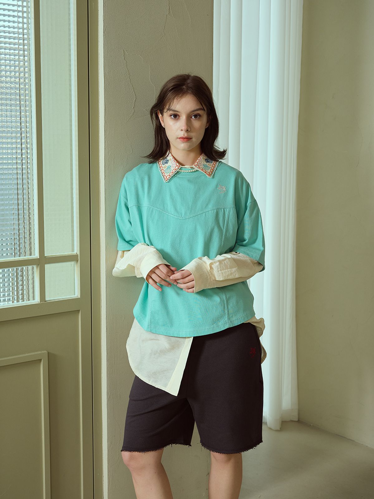 바이브린(VIBEREEN) 클램 카라자수 셔츠_크림 옐로우