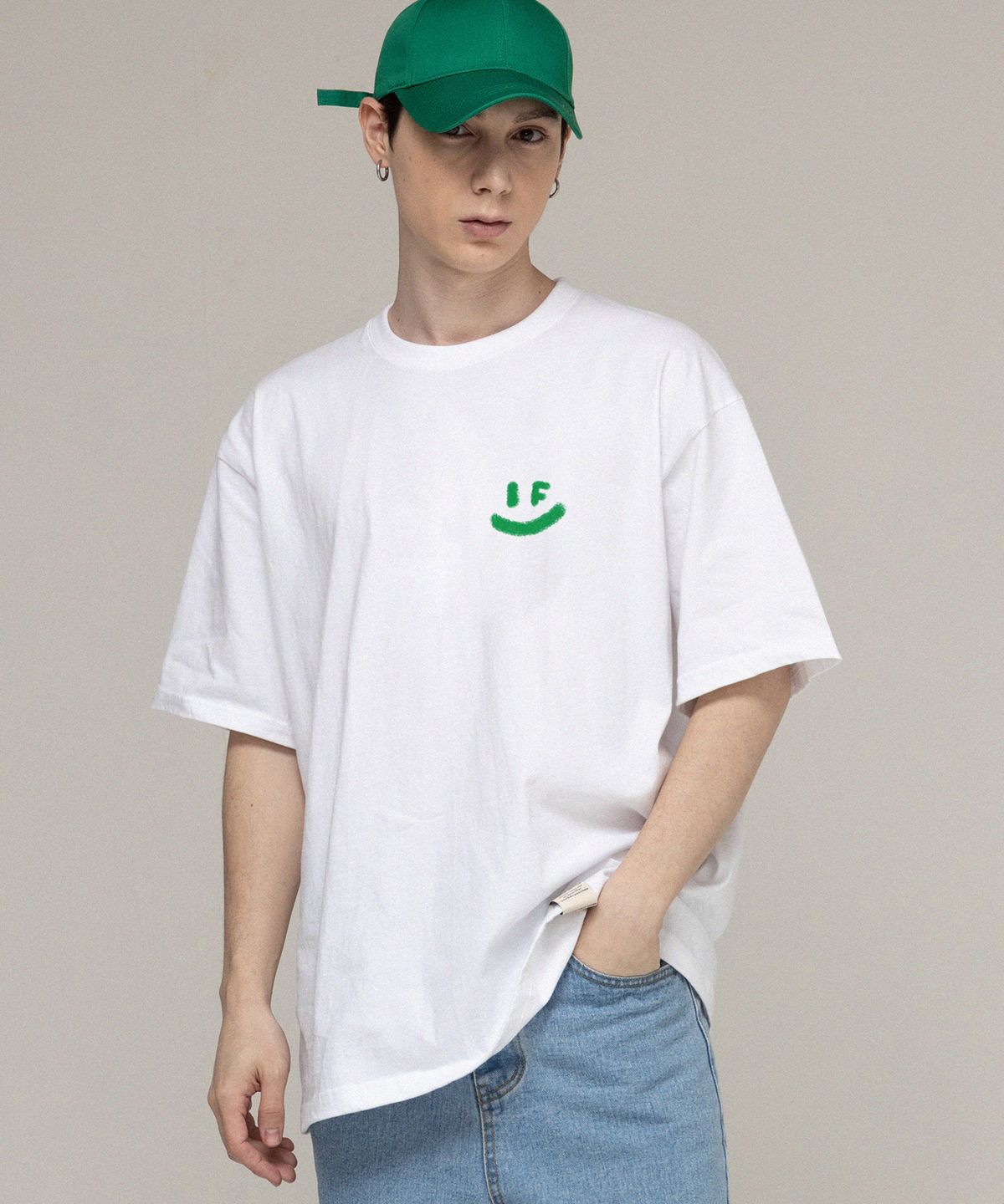 그레이버(GRAVER) [UNISEX]스프레이 스몰 드로잉스마일 반팔티_화이트/그린 로고