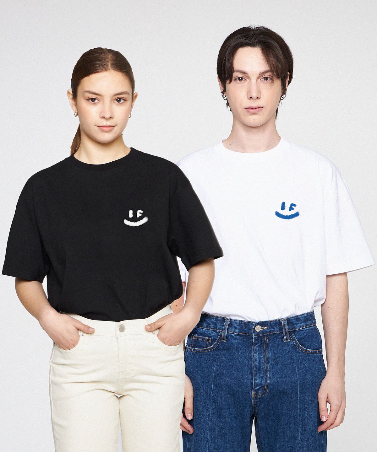 그레이버(GRAVER) [UNISEX]스프레이 스몰 드로잉스마일 반팔티_화이트/블루 로고