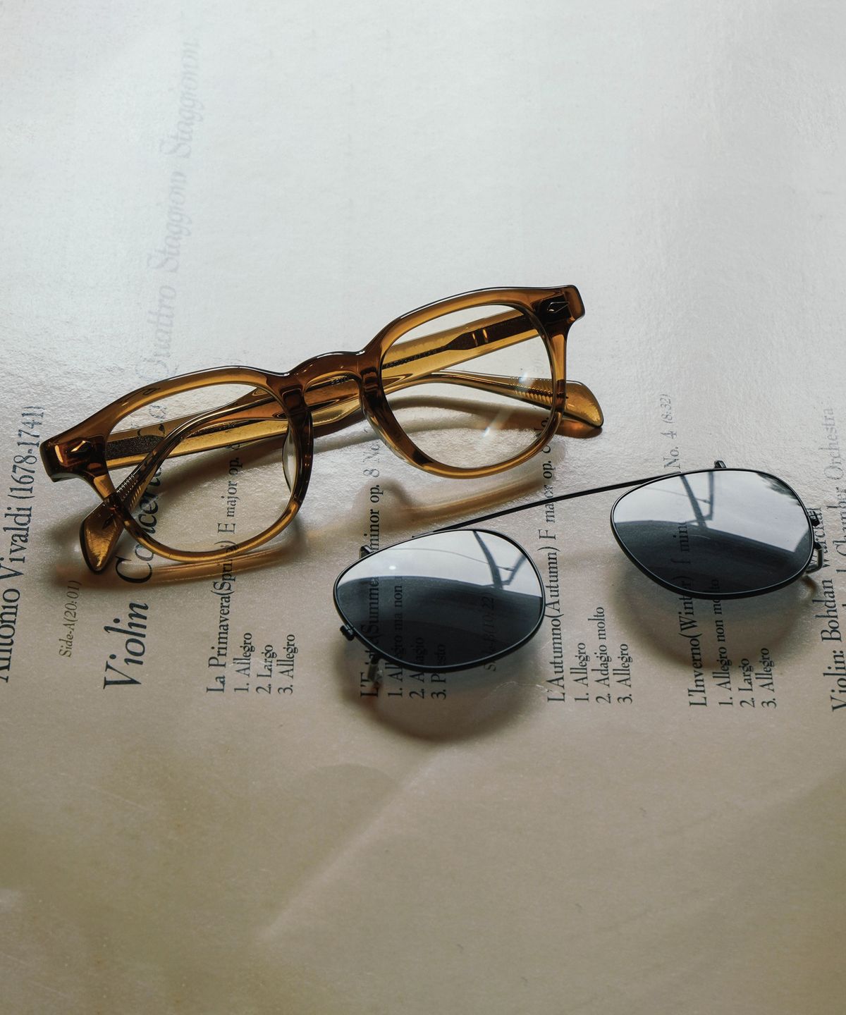 앰버옵티컬(AMBEROPTICAL) 레토 클래식 46사이즈 클립온 선글라스 세트