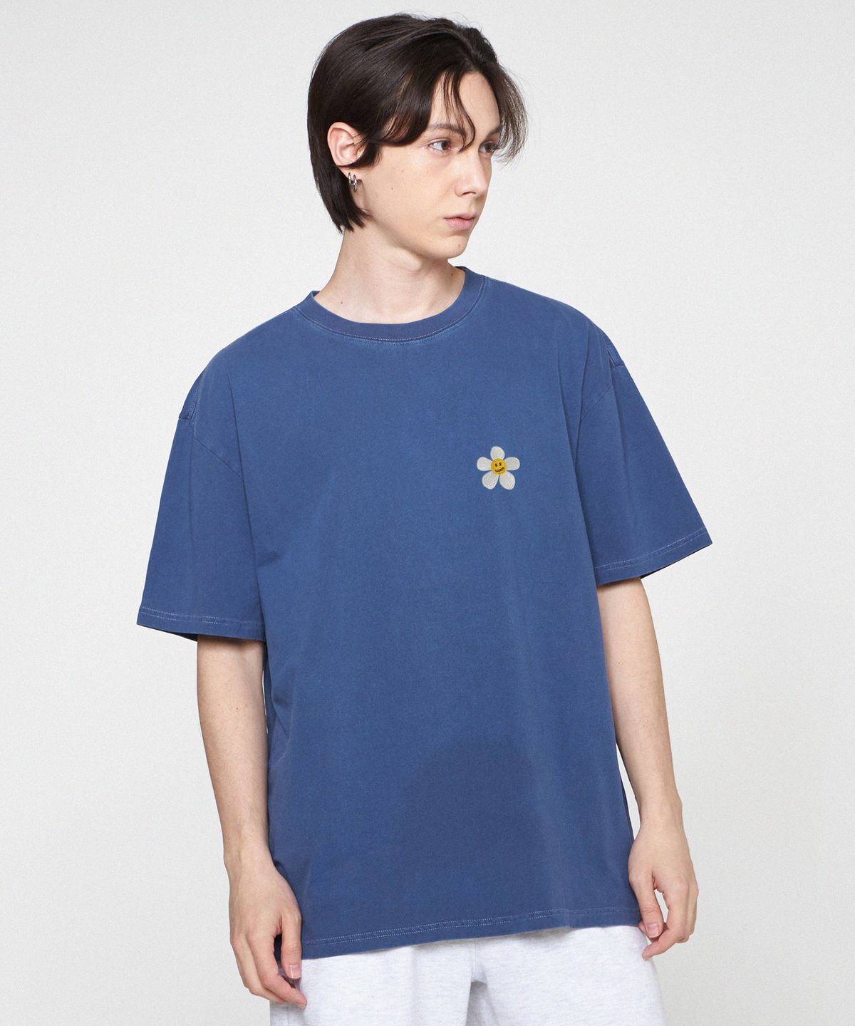 그레이버(GRAVER) [UNISEX]플라워 스마일로고 자수 피그먼트 반팔티_블루섀도우