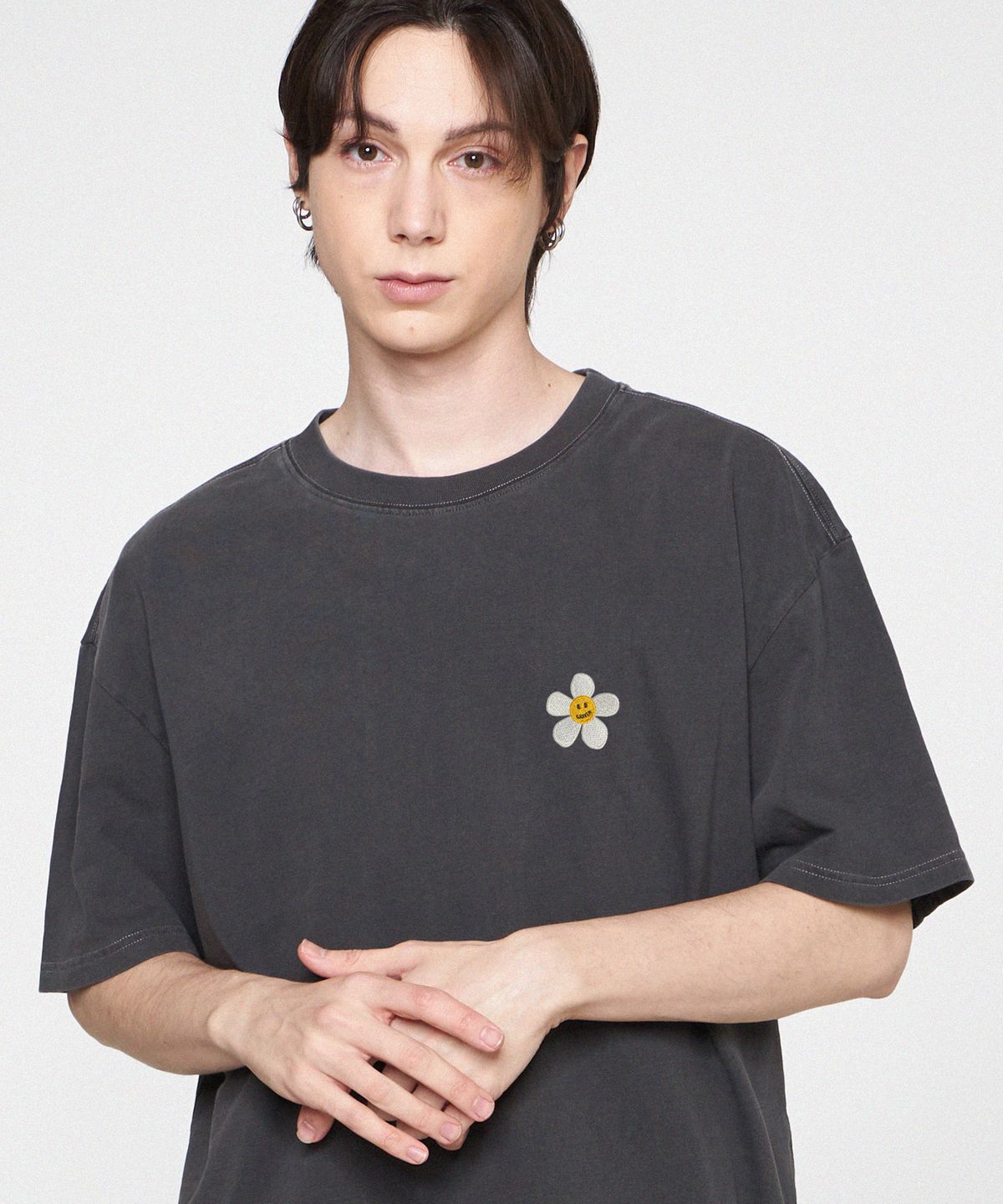 그레이버(GRAVER) [UNISEX]플라워 스마일로고 자수 피그먼트 반팔티_블랙차콜