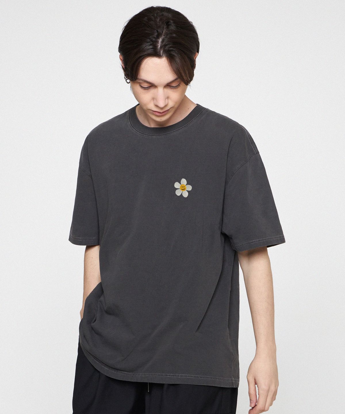 그레이버(GRAVER) [UNISEX]플라워 스마일로고 자수 피그먼트 반팔티_블랙차콜