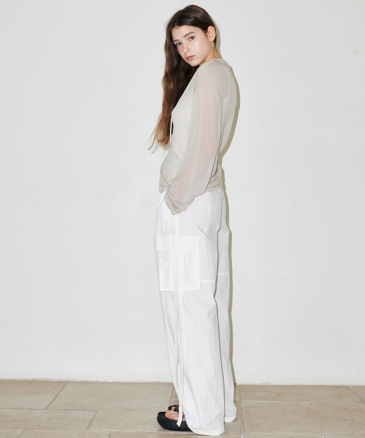 슬로우가먼츠(SLLOW GARMENTS) PARACHUTE CARGO PANTS - KHAKI