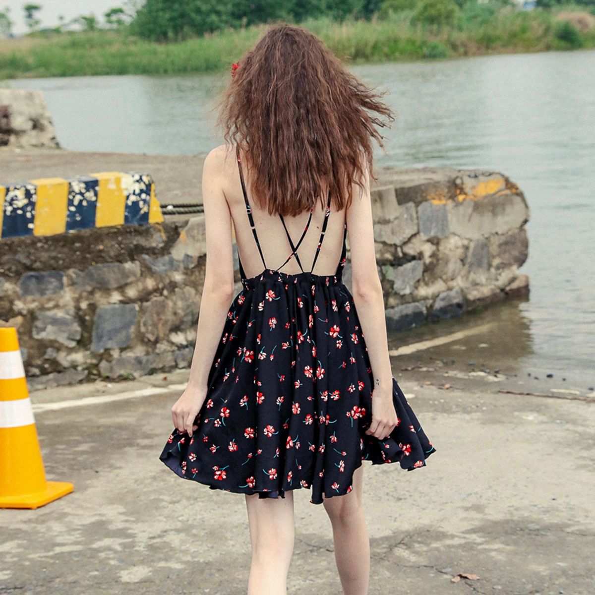 던드롭(DUNDROP) DD_Front deep v line floral dress