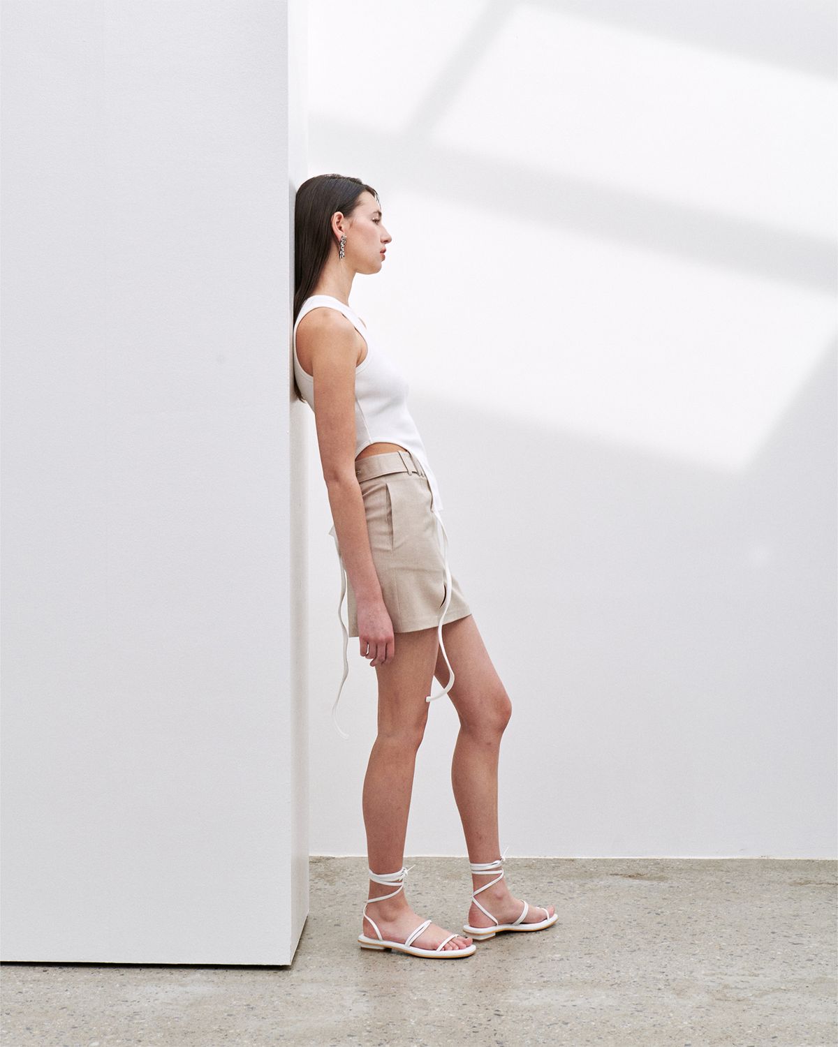 언뮤트(UNMUTE) DIAGONAL LINE DETAILS TAILORED MINI SKIRT (BEIGE)