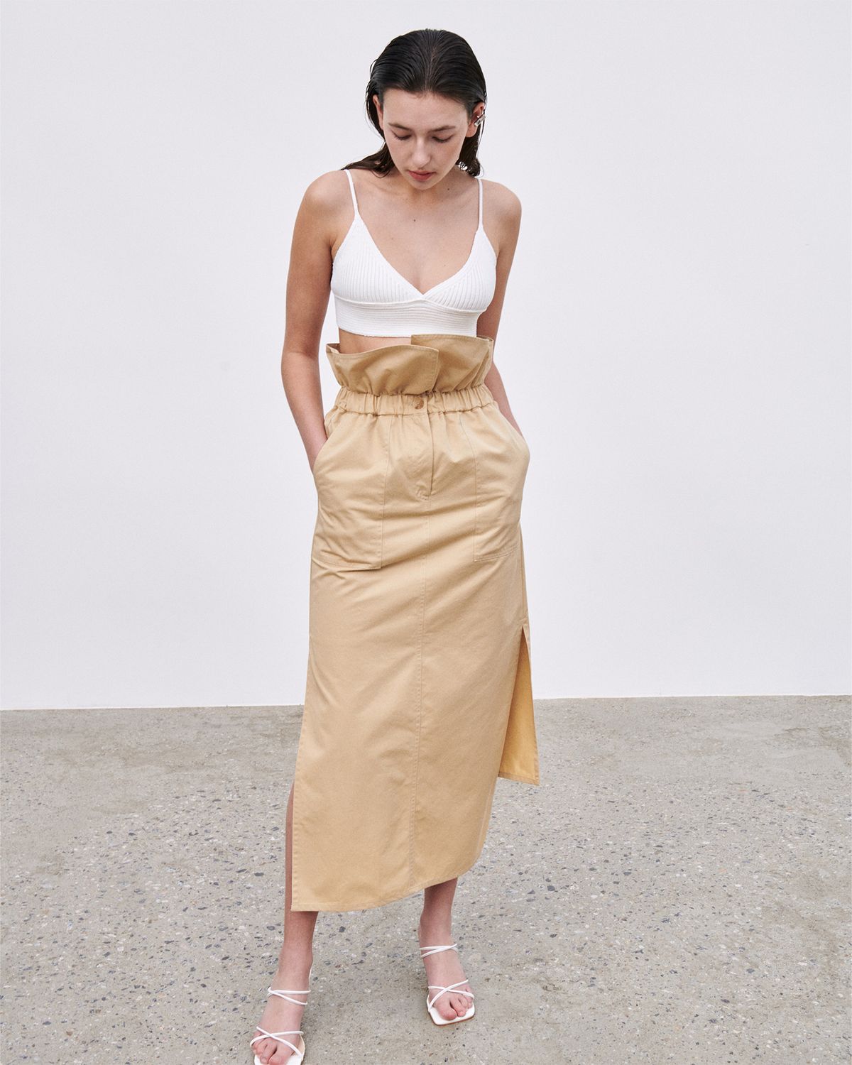 언뮤트(UNMUTE) CURVED DRAPERY MIDI SKIRT (CARAMEL)