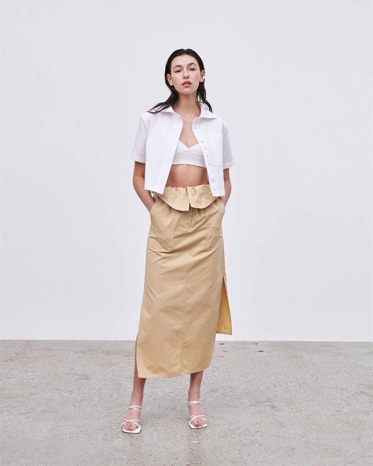 언뮤트(UNMUTE) CURVED DRAPERY MIDI SKIRT (CARAMEL)