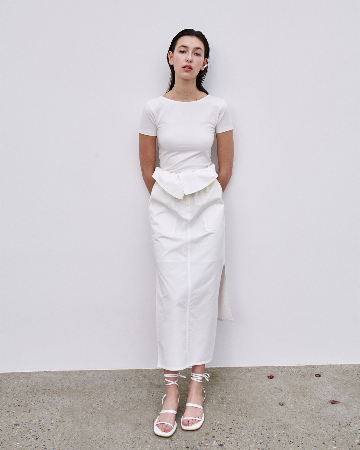 언뮤트(UNMUTE) CURVED DRAPERY MIDI SKIRT (WHITE)