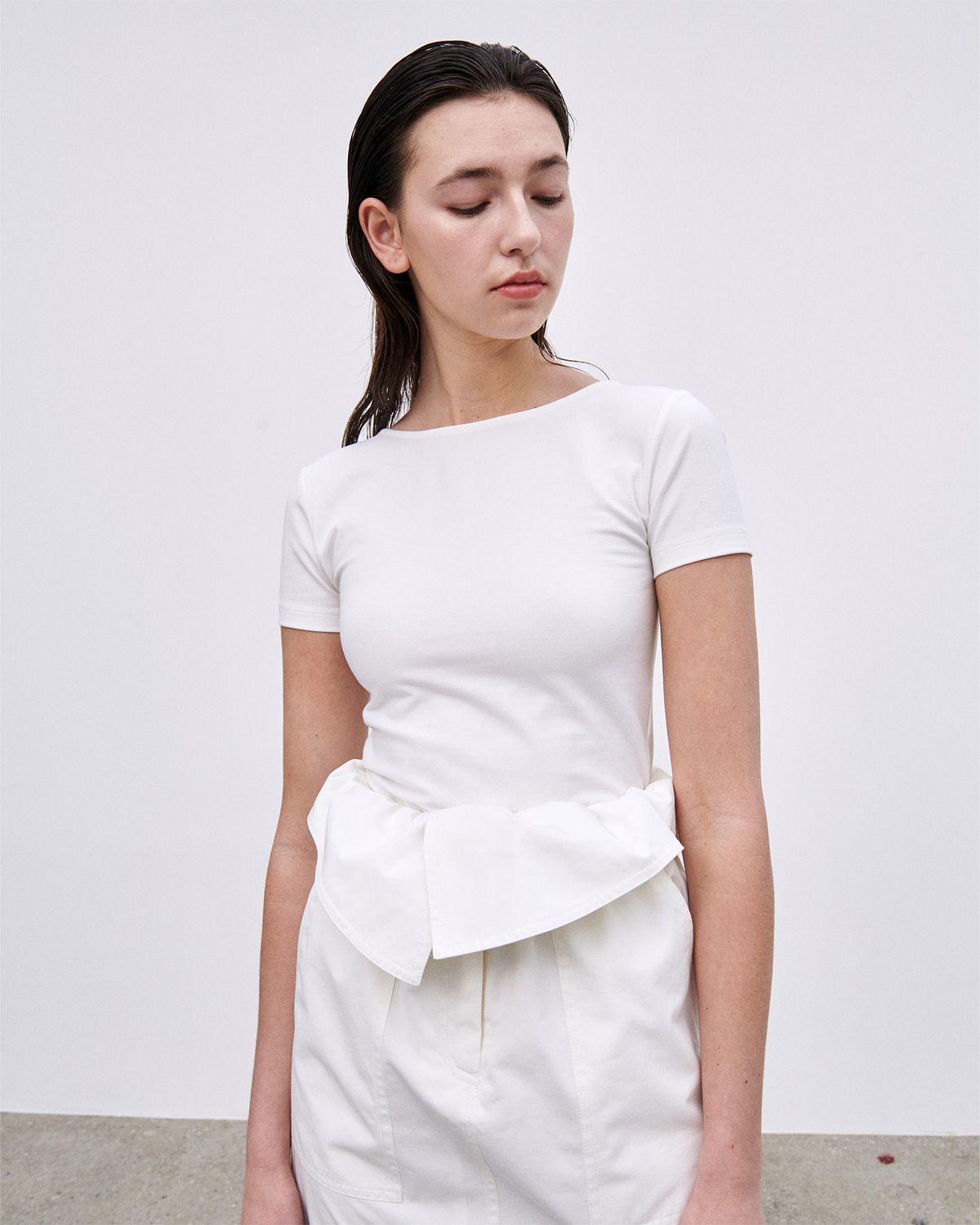 언뮤트(UNMUTE) CURVED DRAPERY MIDI SKIRT (WHITE)