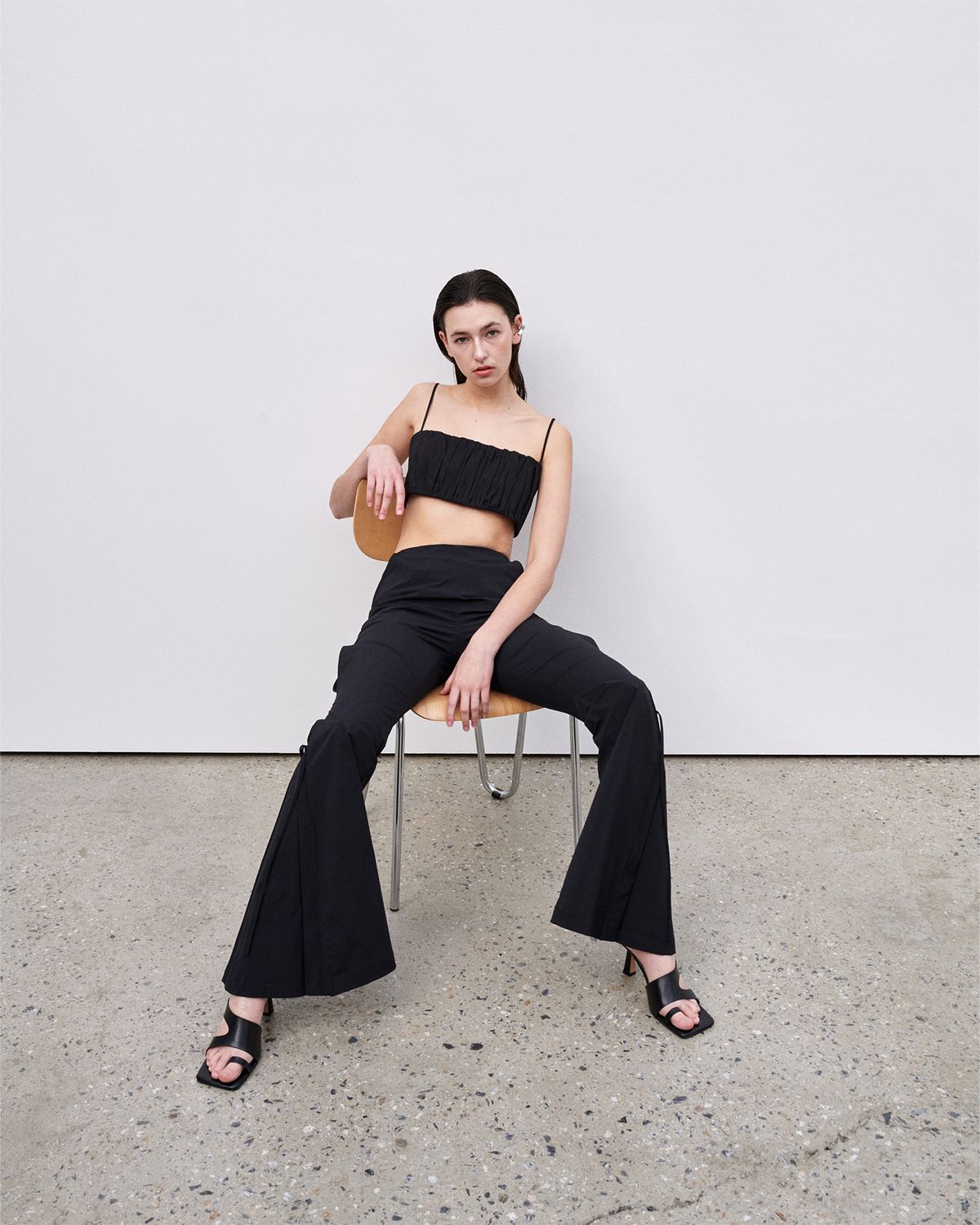 언뮤트(UNMUTE) SLIT DETAIL FLARED PANTS (BLACK)