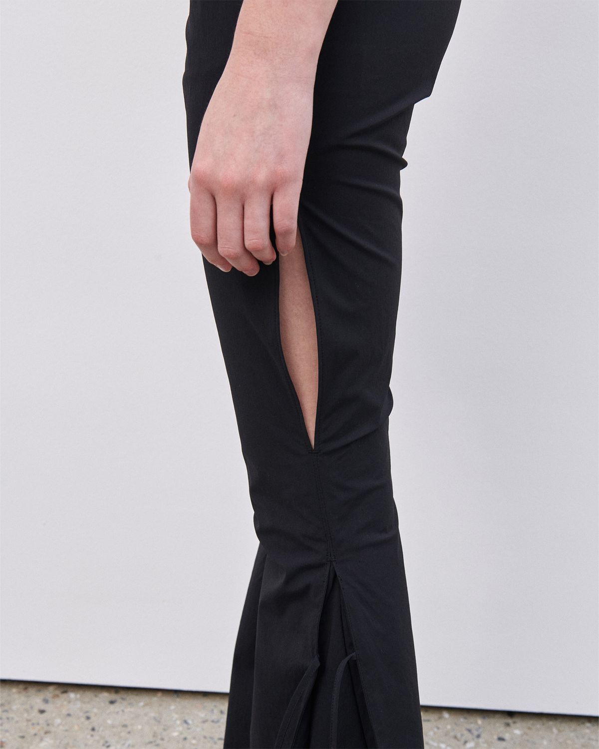언뮤트(UNMUTE) SLIT DETAIL FLARED PANTS (BLACK)