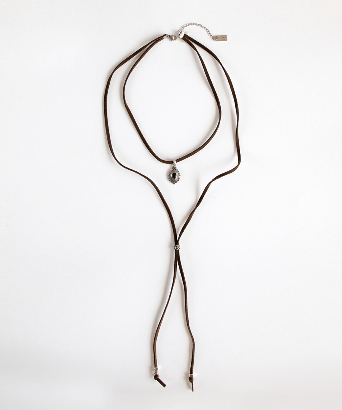 메리모티브(MERRYMOTIVE) Antique pendant with suede necklace