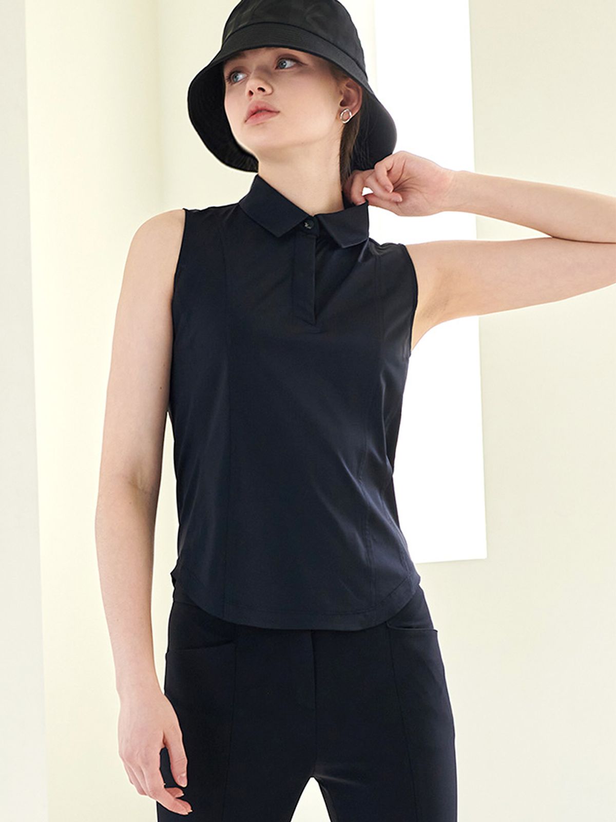 릭크(LIKK) [3size] 절개라인 카라 슬리브리스 (블랙)_L3A1-TS05C