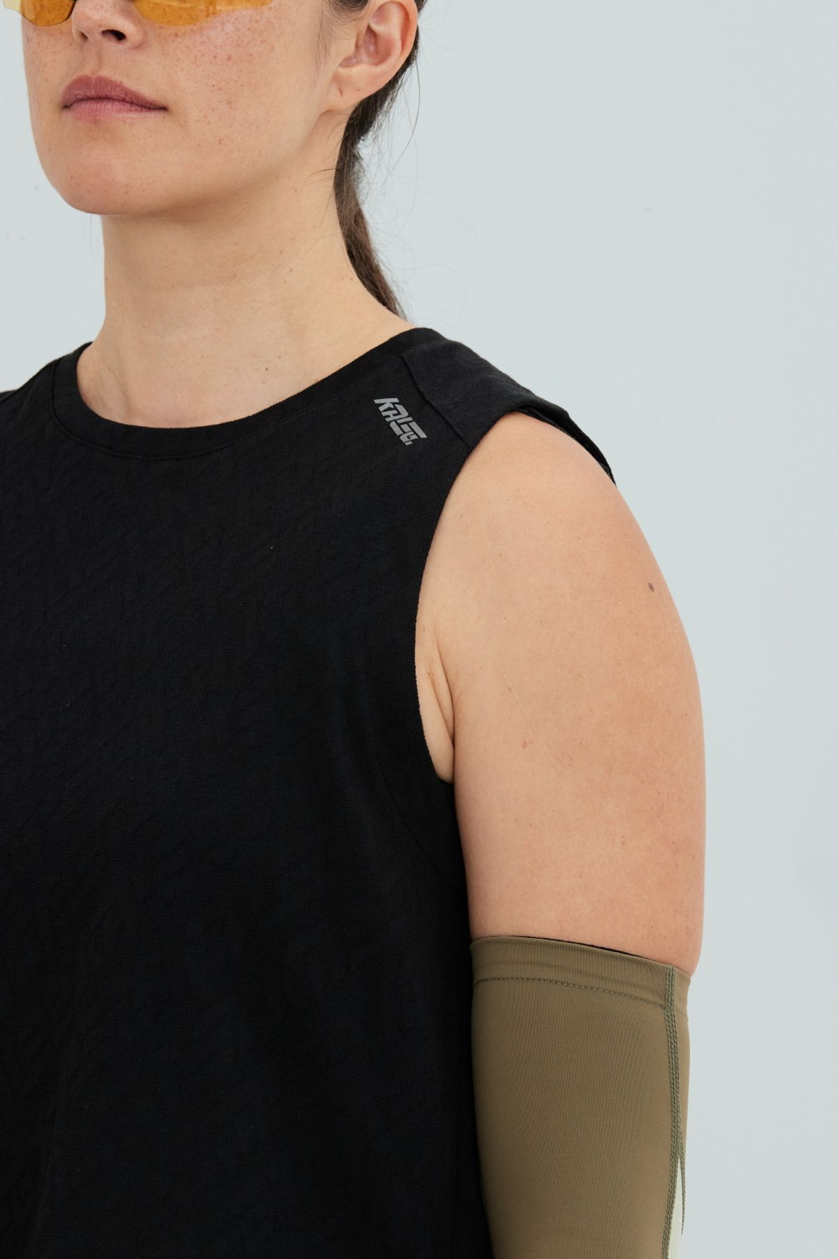 칼렉(KALEG) WOMENS WARM UP SLEEVENESS/BLACK