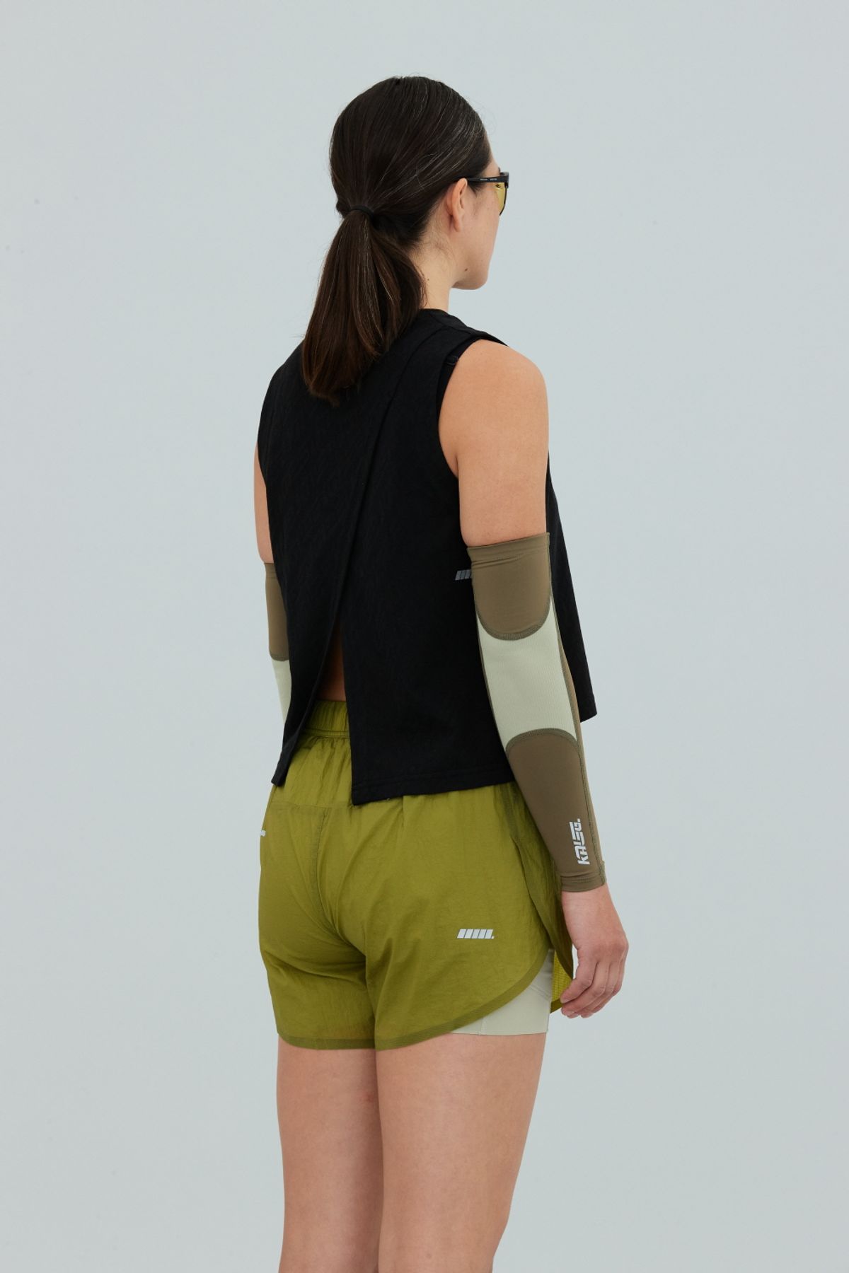 칼렉(KALEG) WOMENS WARM UP SLEEVENESS/BLACK