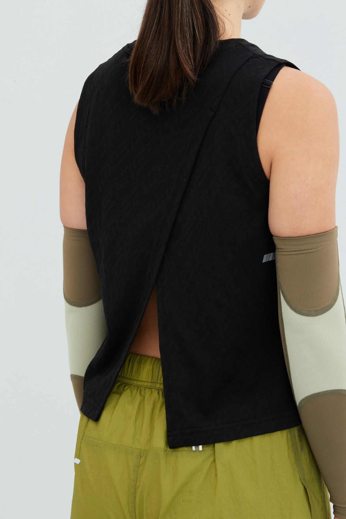 칼렉(KALEG) WOMENS WARM UP SLEEVENESS/BLACK