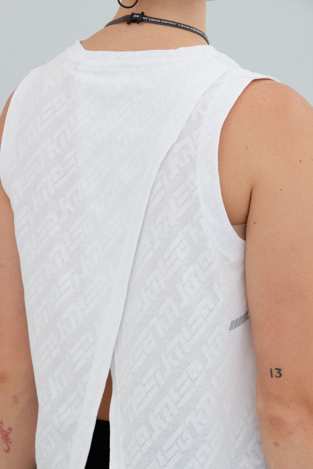칼렉(KALEG) WOMENS WARM UP SLEEVENESS/WHITE