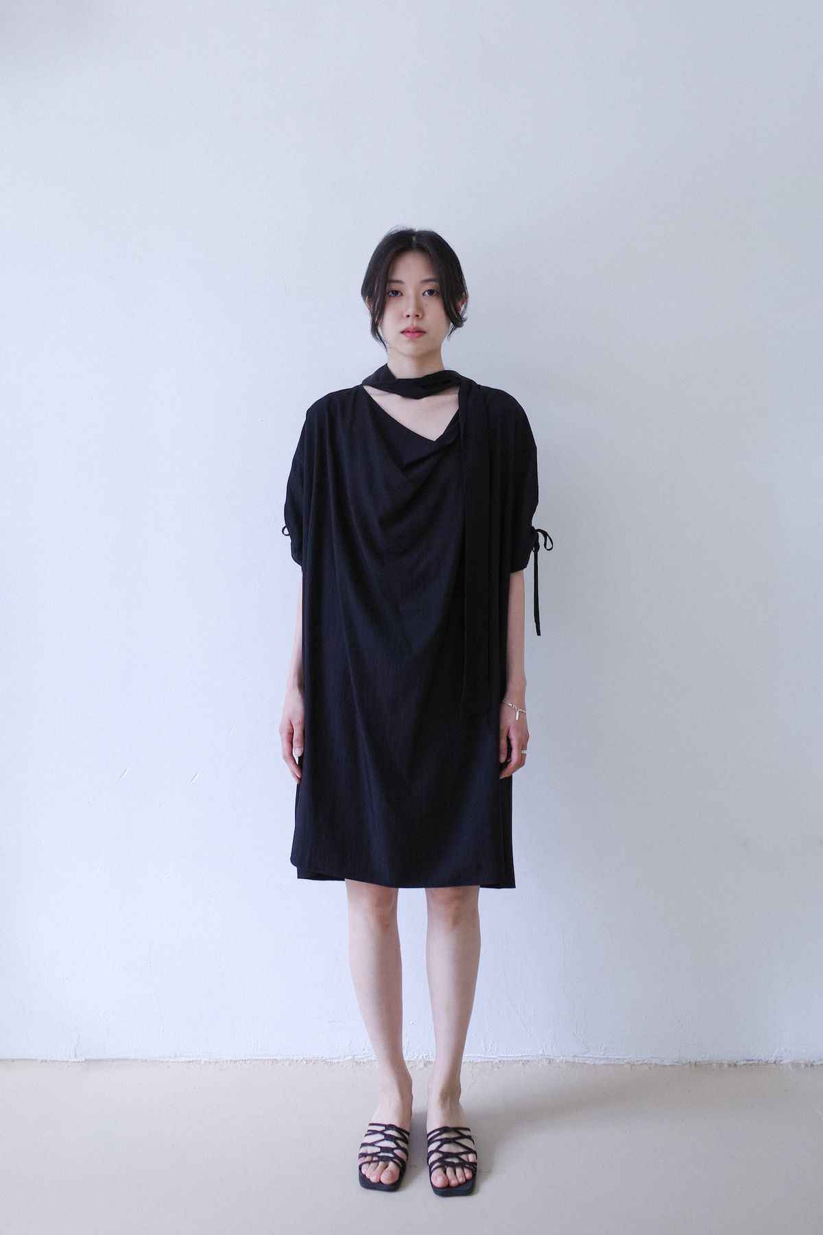 메츠무아(METSMOI) 플린 스카프 드레스_블랙