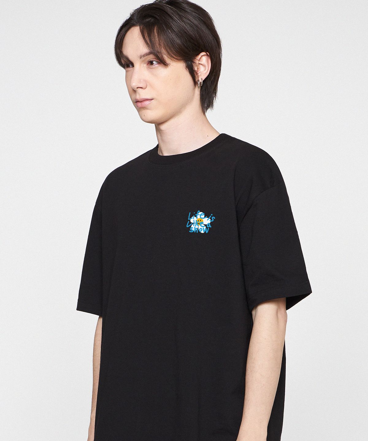 그레이버(GRAVER) [UNISEX]드로잉 레터 플라워 반팔티_블랙/블루 로고