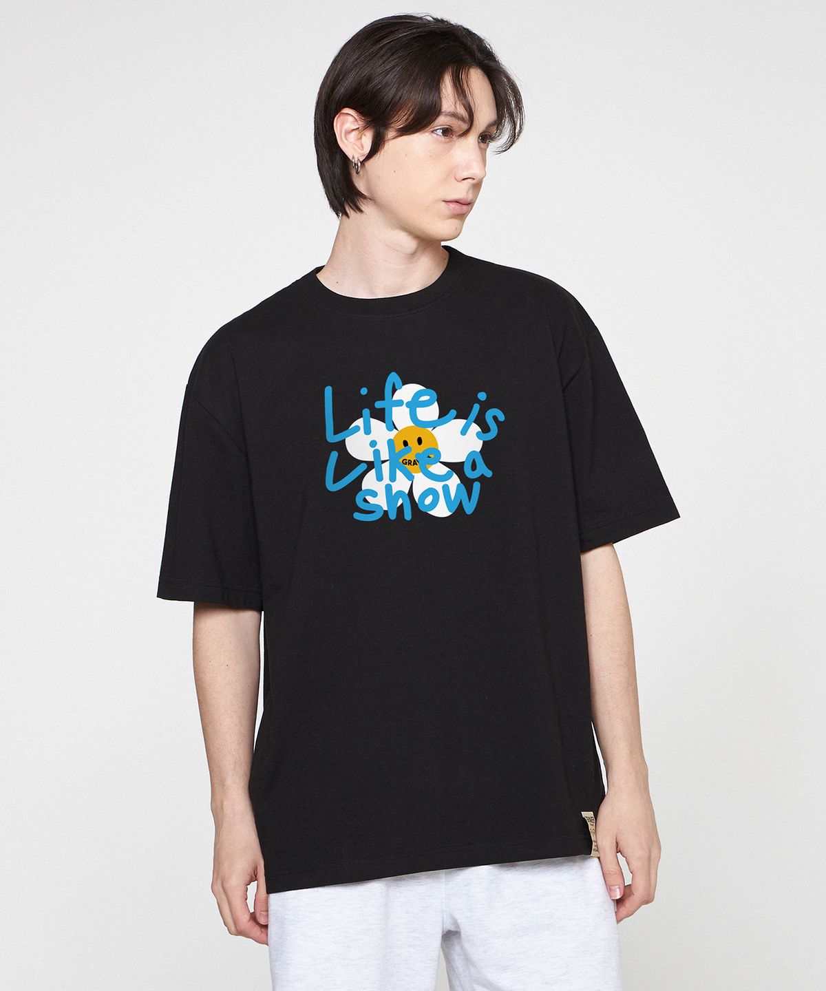 그레이버(GRAVER) [UNISEX]빅 드로잉 레터 플라워 반팔티_블랙/블루 로고
