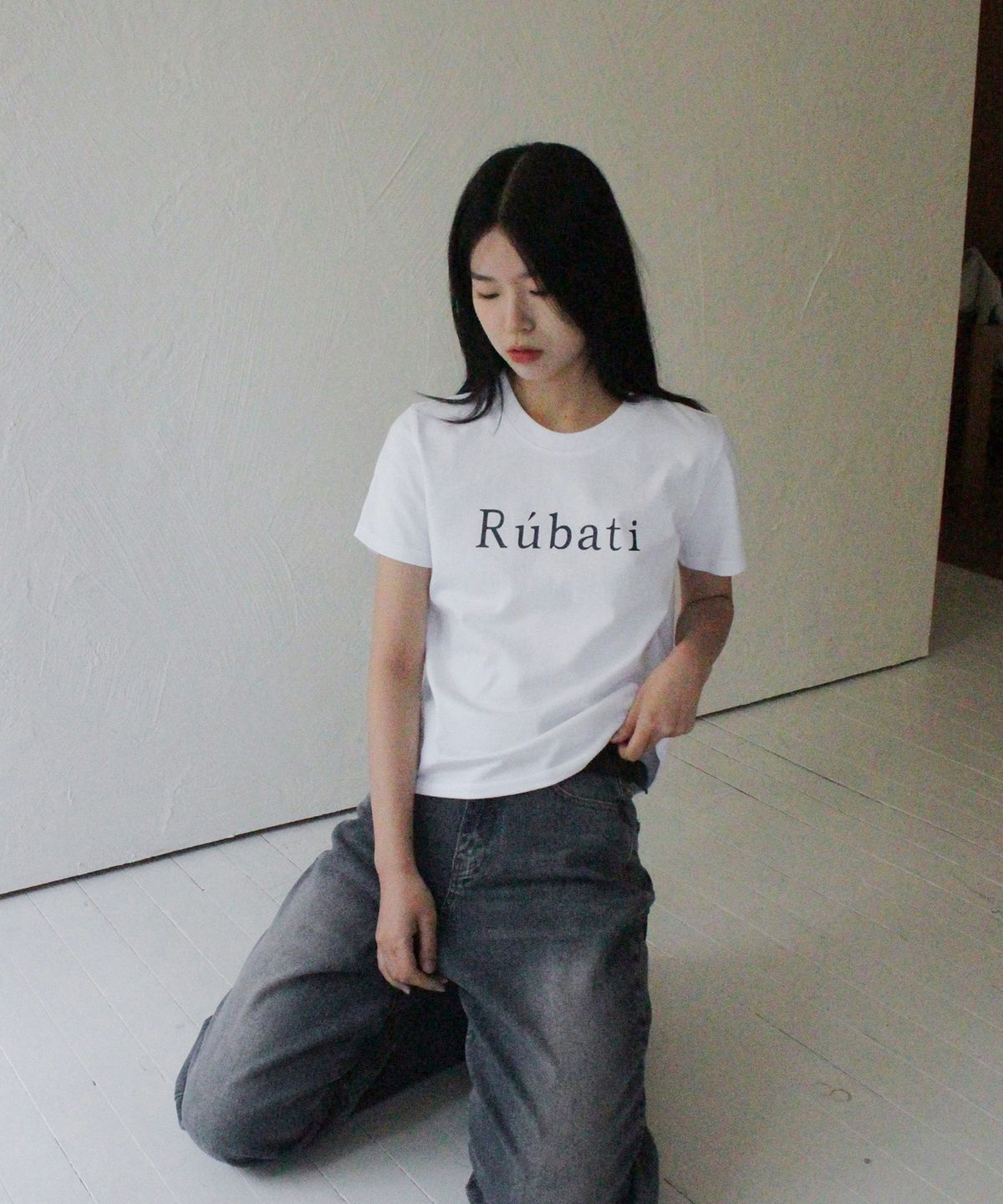 루바티(RUBATI) 세리프 루바티 로고 티셔츠_화이트