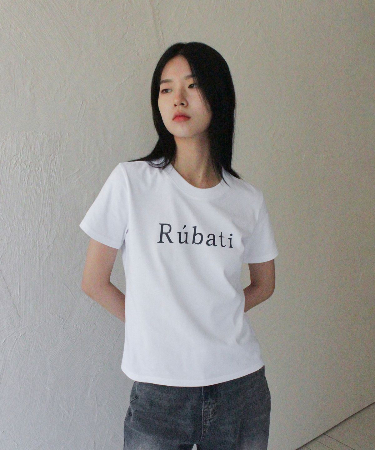 루바티(RUBATI) 세리프 루바티 로고 티셔츠_화이트