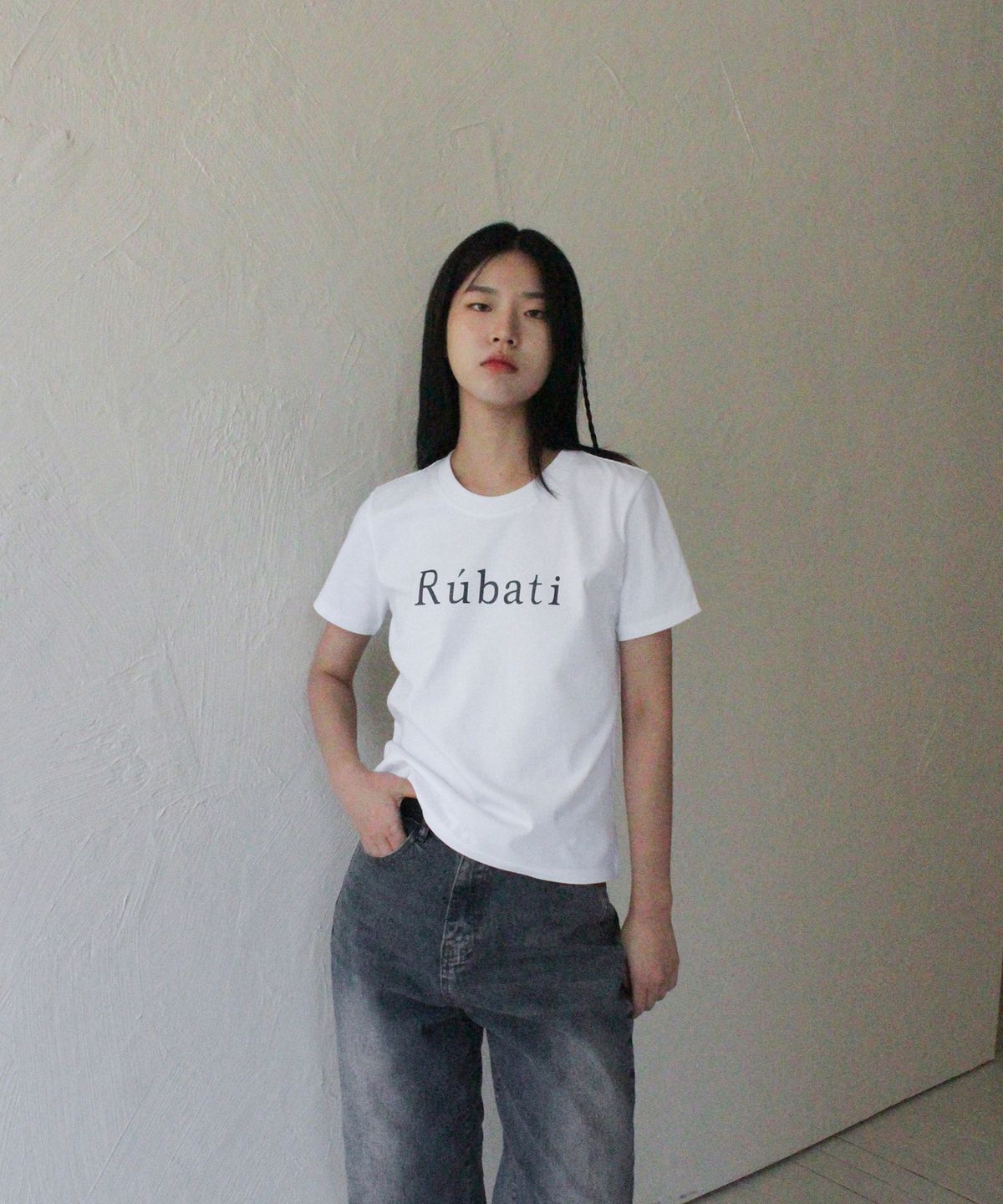 루바티(RUBATI) 세리프 루바티 로고 티셔츠_화이트