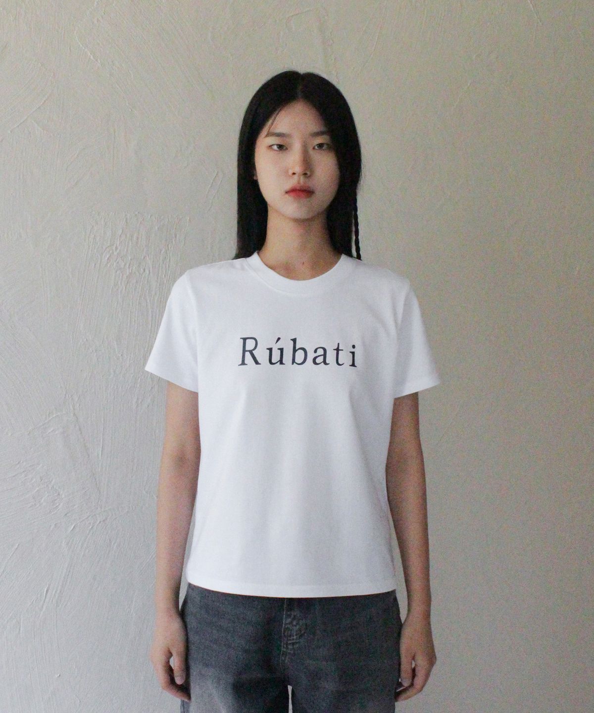 루바티(RUBATI) 세리프 루바티 로고 티셔츠_화이트