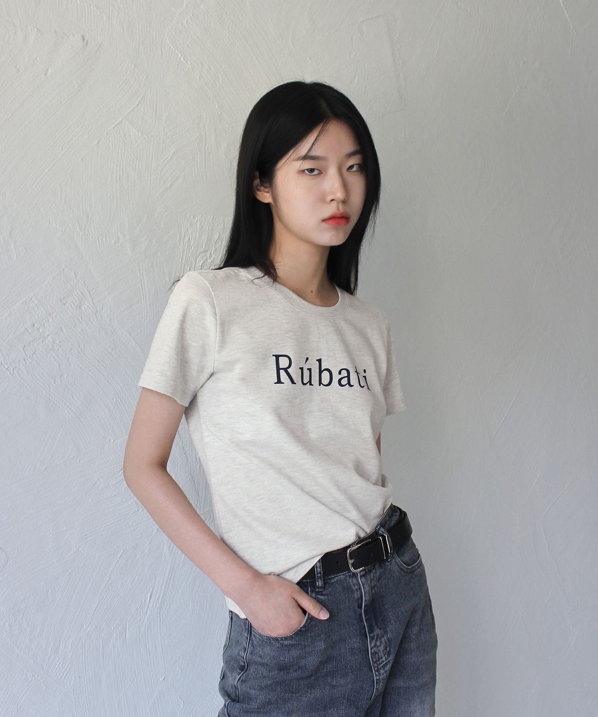 루바티(RUBATI) 세리프 루바티 로고 티셔츠_오트밀