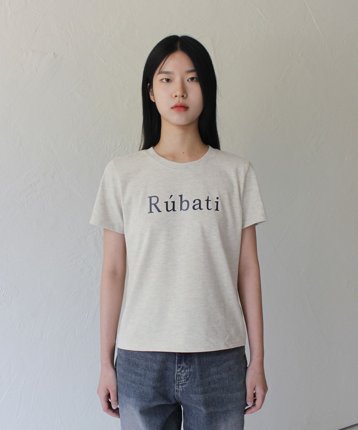 루바티(RUBATI) 세리프 루바티 로고 티셔츠_오트밀