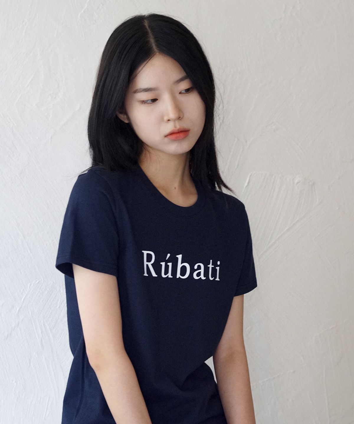루바티(RUBATI) 세리프 루바티 로고 티셔츠_네이비