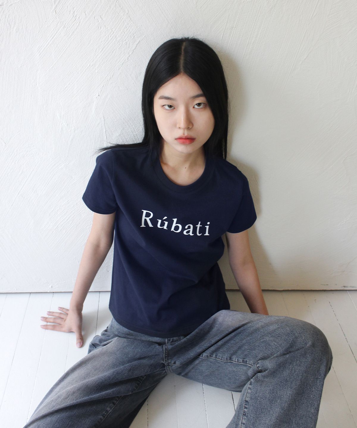 루바티(RUBATI) 세리프 루바티 로고 티셔츠_네이비