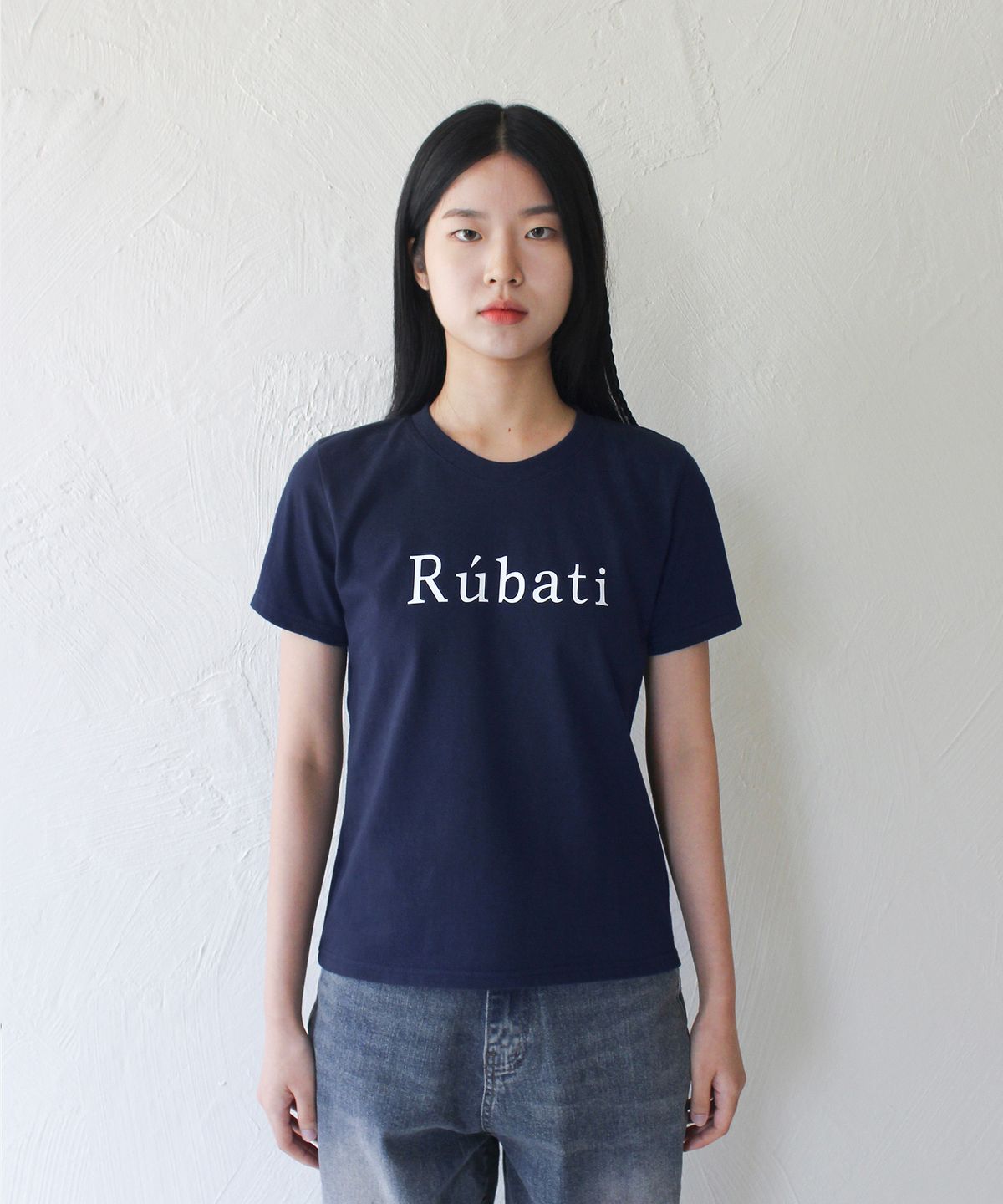 루바티(RUBATI) 세리프 루바티 로고 티셔츠_네이비