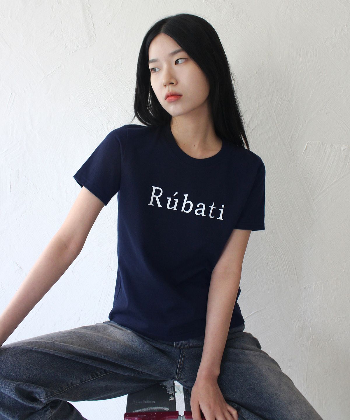 루바티(RUBATI) 세리프 루바티 로고 티셔츠_네이비